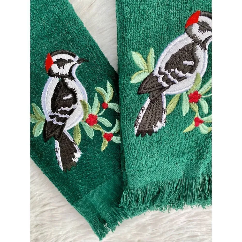 NWOT Christmas Holiday 2 PC Vintage Green Embroidered Bird Hand Towels